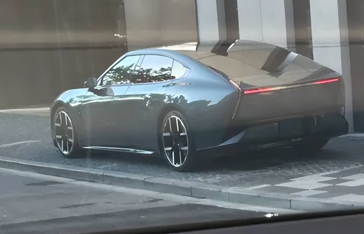 车长超5米升级中大型车！全新P7曝光换三辐方向盘运动感更强