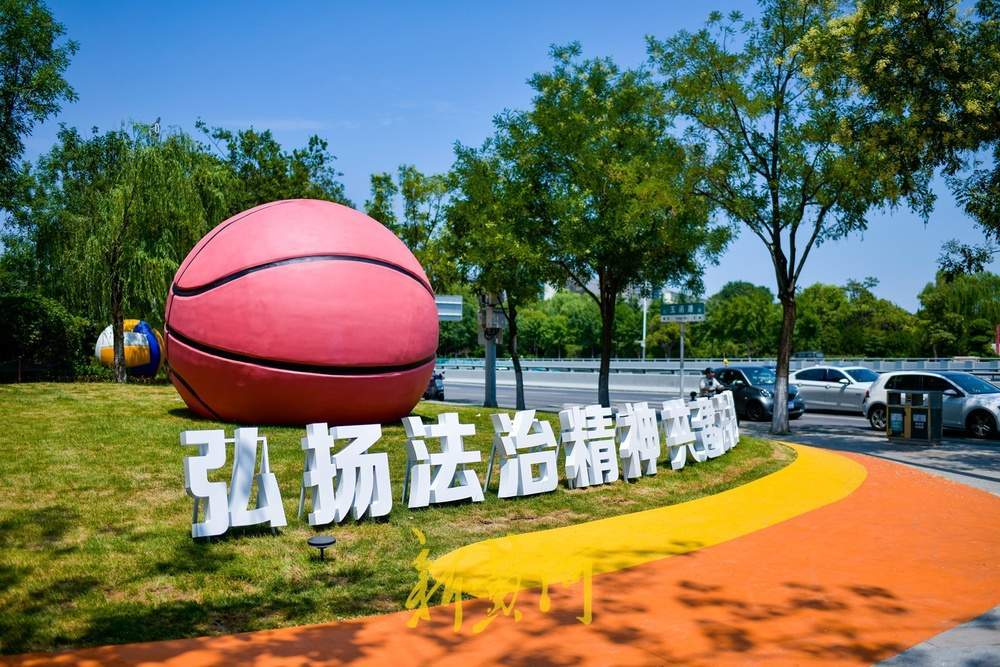 体育运动主题装饰扮靓济南街头转角景观