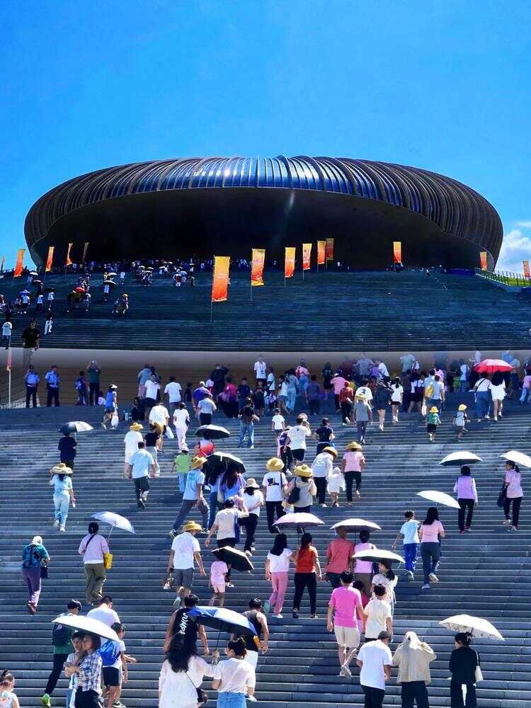 大湾区文化体育中心顺利首秀！观众也想下场体验