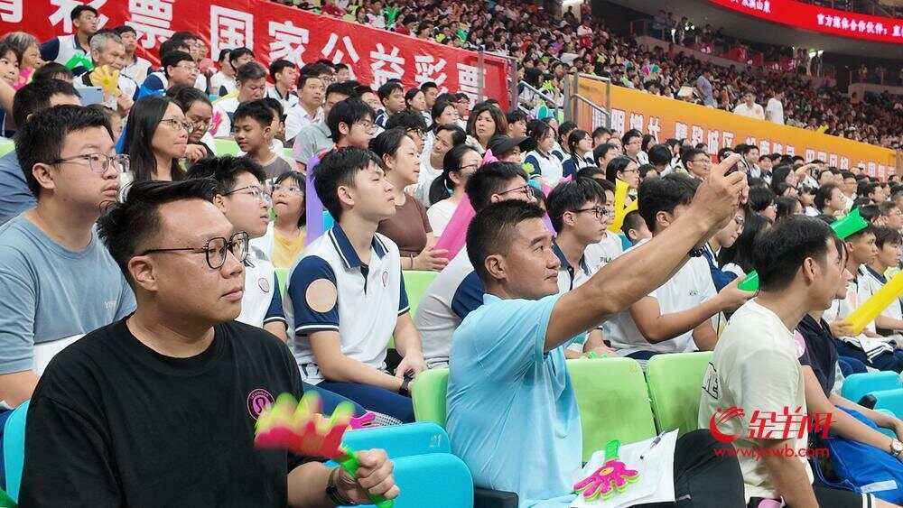 大湾区文化体育中心顺利首秀！观众也想下场体验(图3)