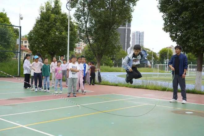 “会暖春芽 多彩假期”丨阳光为墨运动为笔书写少年风华(图4)