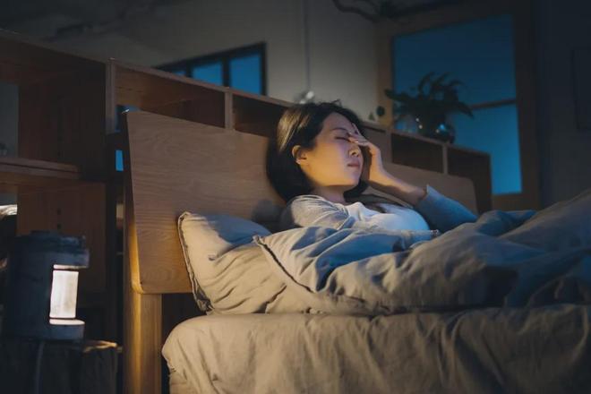 睡前做这5种运动可以让睡眠变好！今晚就试试→